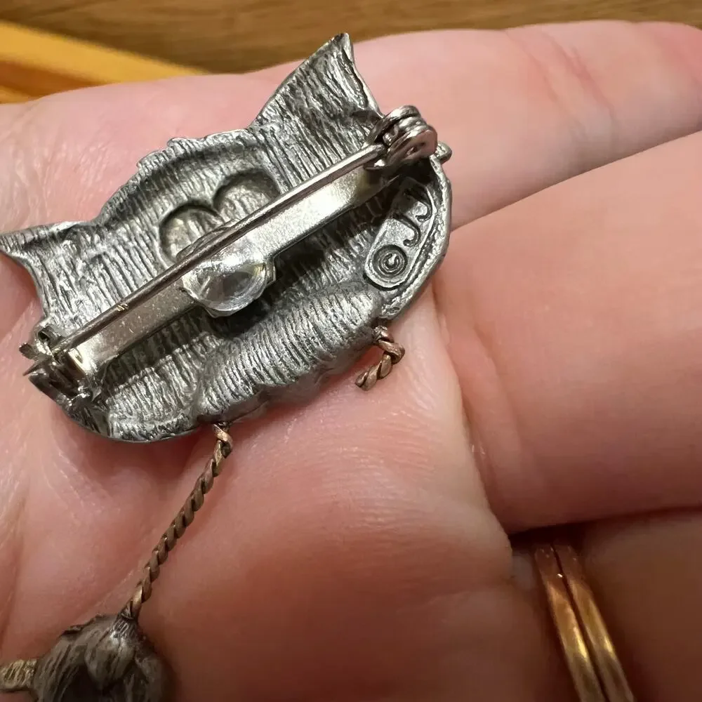 JJ Jonette Jewelry Cat Head Dangling Mouse Pin Brooch Pewter Silver Tone‎ VTG 2”